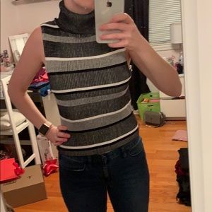 Turtleneck sleeveless shirt